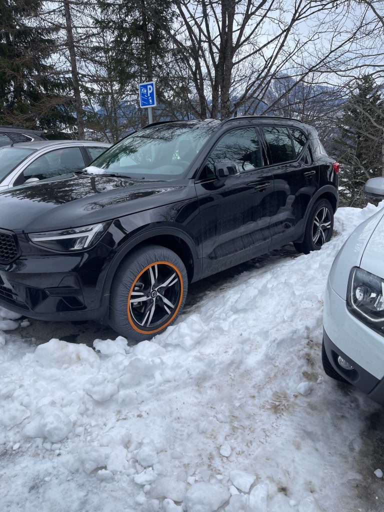 Volvo XC40 équipé d’une chaussette à neige Rescal sur un parking enneigé