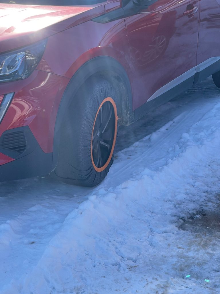 Peugeot 2008 avec chaussette à neige Rescal dans la neige