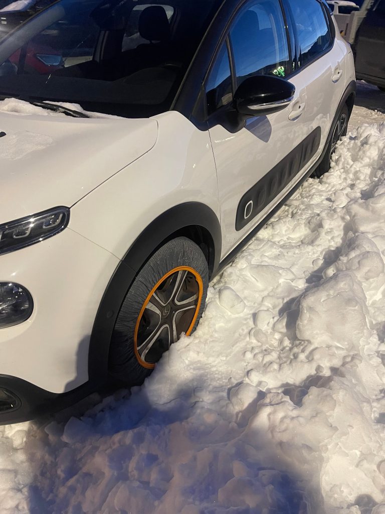 Citroën C3 avec chaussette à neige Rescal dans la neige