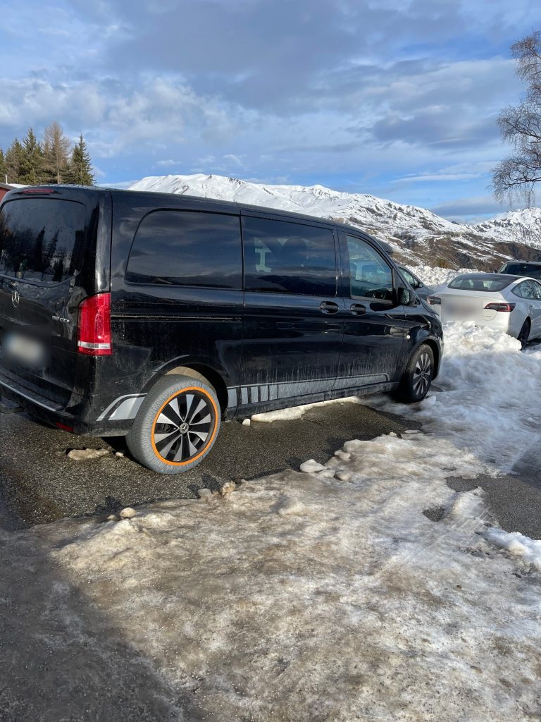Mercedes Vito équipé de chaussettes à neige Rescal en station