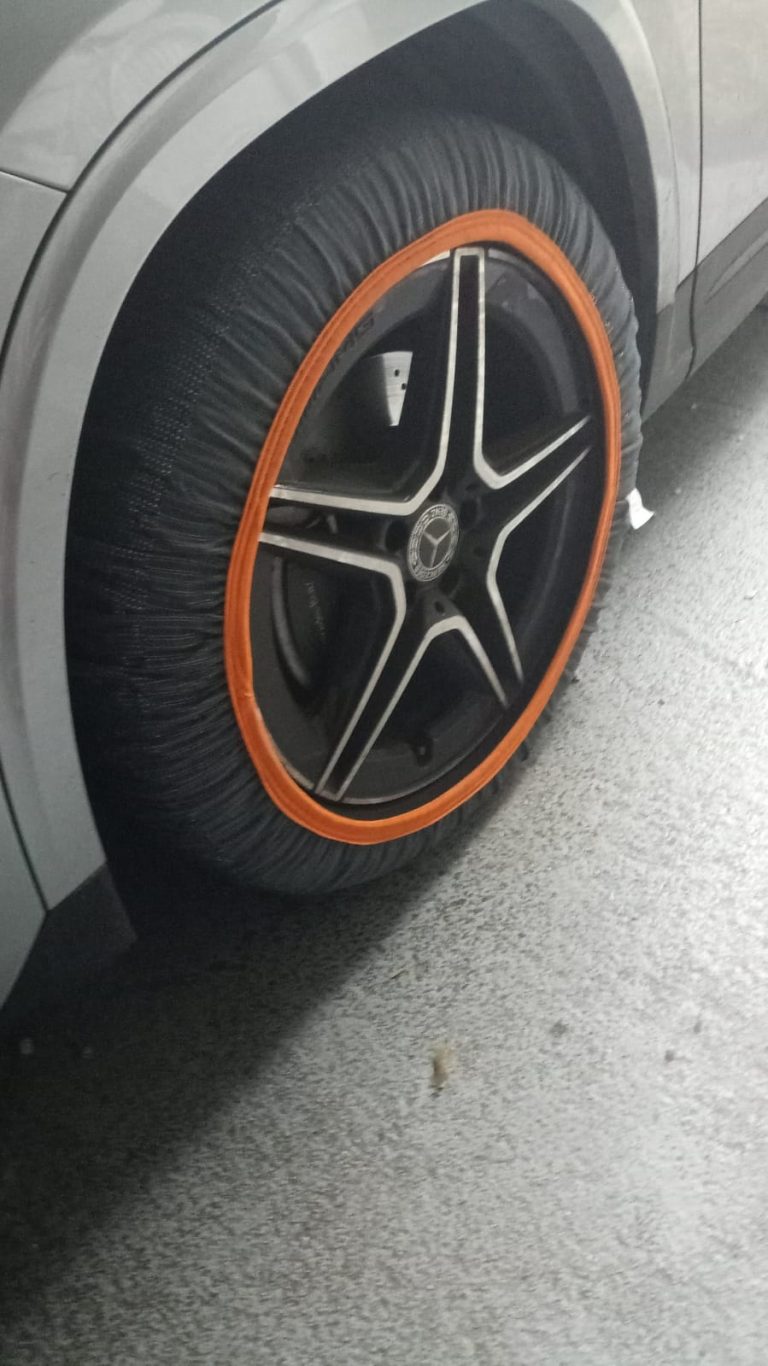 Mercedes avec chaussette à neige Rescal montée