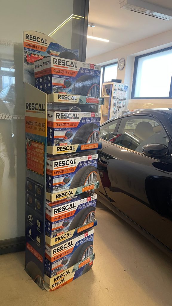 Présentoir Rescal rempli de chaussettes à neige en magasin