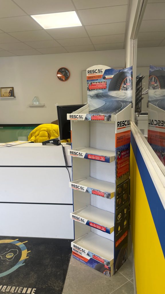Présentoir Rescal prêt à être installé en magasin