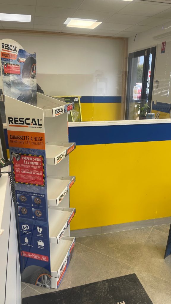 Présentoir Rescal prêt à être installé en magasin